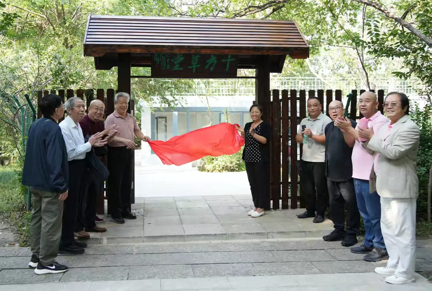 简篇-“十方草堂”开园暨“缘起丹青—任賢義教授 张军博教授中国画联展”、“中华奇石展”启幕