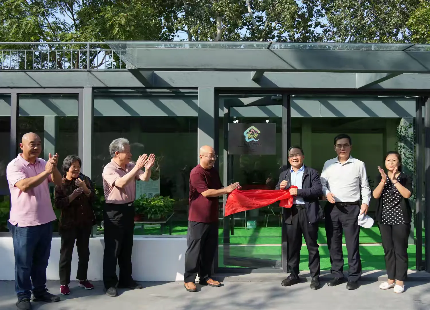 简篇-“十方草堂”开园暨“缘起丹青—任賢義教授 张军博教授中国画联展”、“中华奇石展”启幕