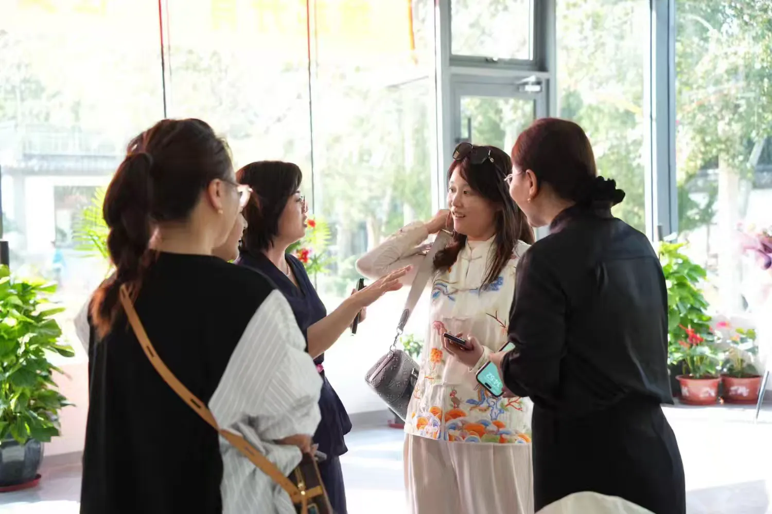 简篇-“十方草堂”开园暨“缘起丹青—任賢義教授 张军博教授中国画联展”、“中华奇石展”启幕