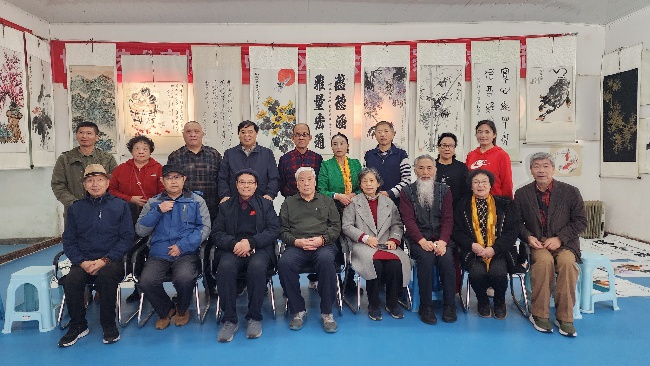 陈香梅世界艺术家协会书画笔会在京举行 17位名家挥毫共绘艺术盛宴     2025年10月8日上午10时，由陈香梅世界艺术家协会主办的“书画艺术交流笔会”在北京盛合体育中心圆满举行。来自全国各地的17(图1)