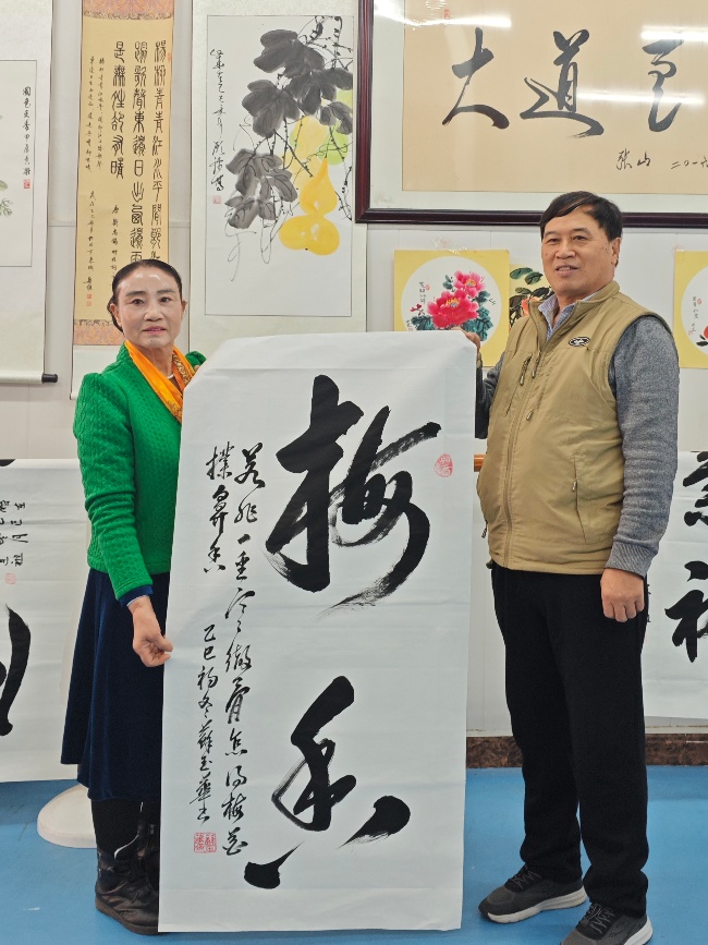 陈香梅世界艺术家协会书画笔会在京举行 17位名家挥毫共绘艺术盛宴     2025年10月8日上午10时，由陈香梅世界艺术家协会主办的“书画艺术交流笔会”在北京盛合体育中心圆满举行。来自全国各地的17(图13)