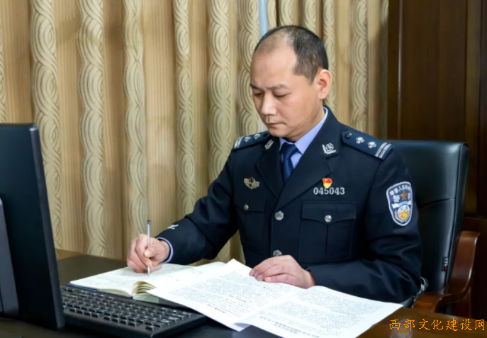 张鹏飞公安战线的多面手被评南充十佳政法干警称号